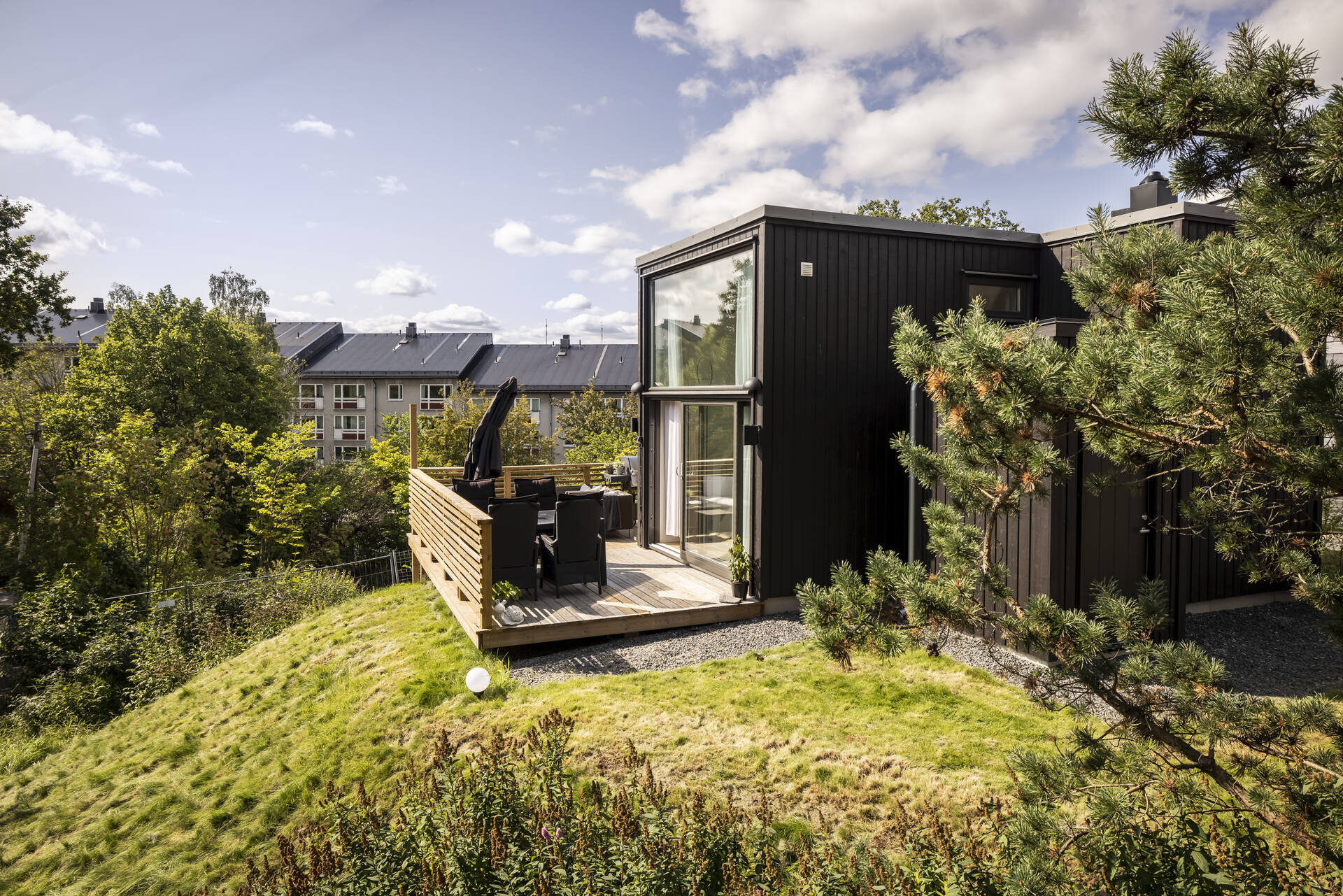 Tiny house urbaine bardage et terrasse bois